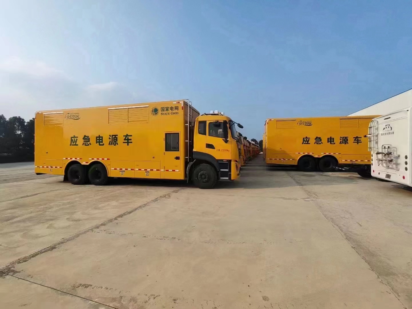 東風天龍后雙橋800KW電源車