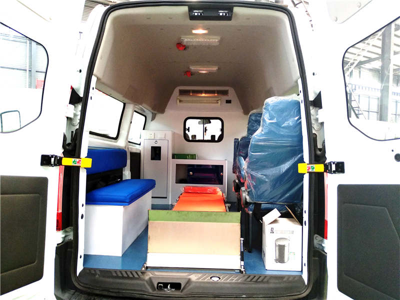 江鈴特順短軸柴油轉(zhuǎn)運(yùn)型救護(hù)車(chē)