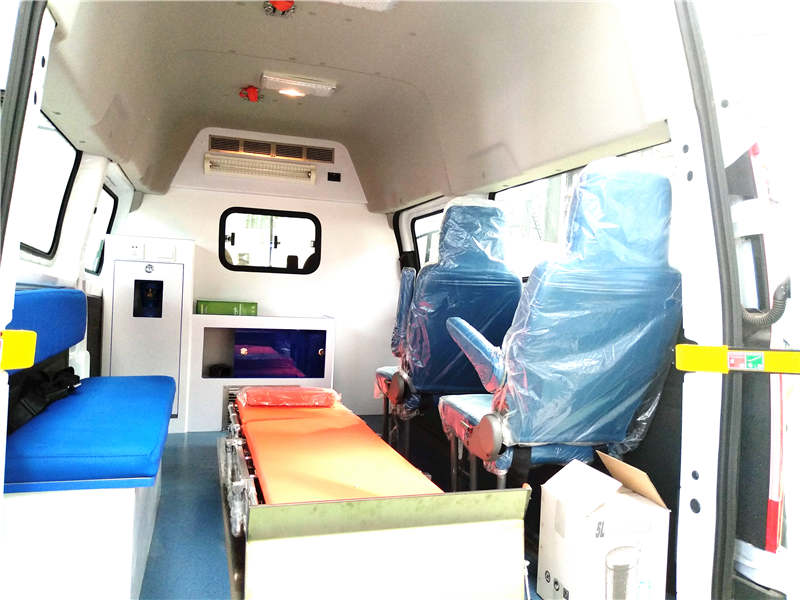 江鈴特順短軸柴油轉(zhuǎn)運(yùn)型救護(hù)車(chē)